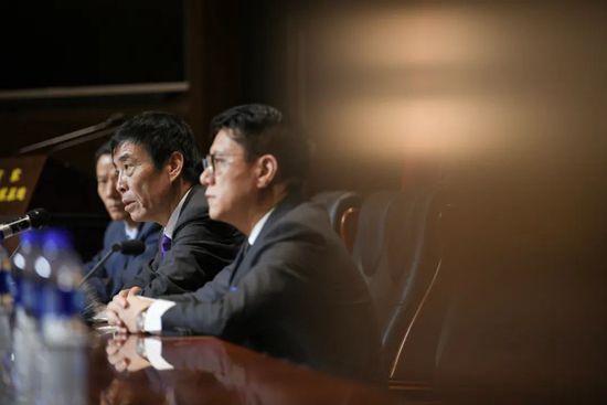 由真实事务改编，影片讲述了70-90年月这20年中西西里的黑帮成长史，片子以玄色笑剧的口气嘲讽着黑帮年夜佬们，并凸显反黑英雄们的辉煌业绩。全片的主线以阿图罗，一个在巴勒莫长年夜的男孩，要博得心爱女孩弗洛拉的芳心而睁开。 看海报便知，影片固然讲述的是黑手党，但气概倒是非常的清爽可爱。少年的成长与黑帮的演化同时进行，阿图罗的糊口深受黑手党和时局的转变所影响，但经由过程孩子的双眼，一切都变得饶有趣味而又不乏沉思。 影片曾获年夜卫奖最好新人导演奖，和欧洲片子奖最好笑剧片提名。